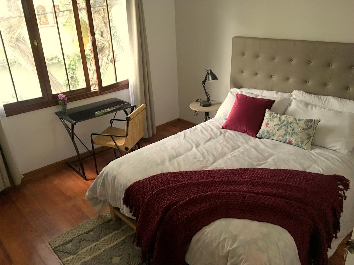 Habitación con cama grande