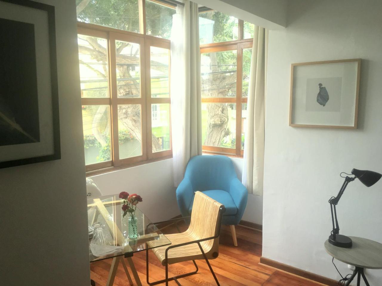 Habitación con cama extragrande.